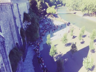 Spiritueel reisverhaal: Bedevaart. Hier: het plein in Lourdes.