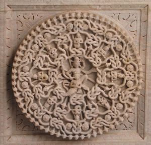 Het nu van Vedische astrologie: inzichtelijk maken en beïnvloeden van Karma, de verbondenheid met alles zoals uitgebeeld in een ornament in een Jaïnistische tempel in Ranakpur, India (CC Wikimedia)