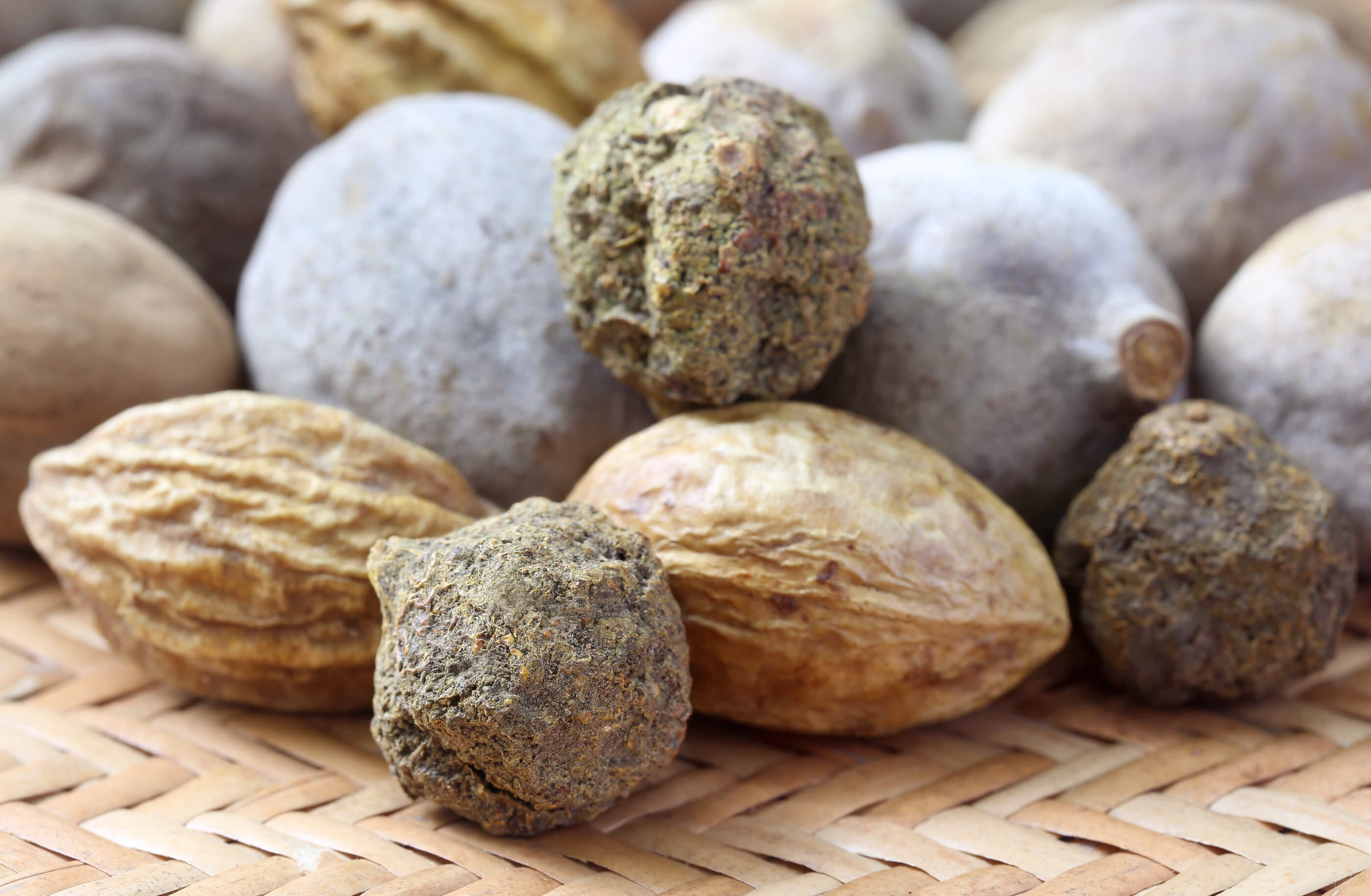 Triphala: de gedroogde vruchten van amalaki (Emblica officinalis), haritaki (Terminalia chebula) en bibhitaki (Terminalia belerica)