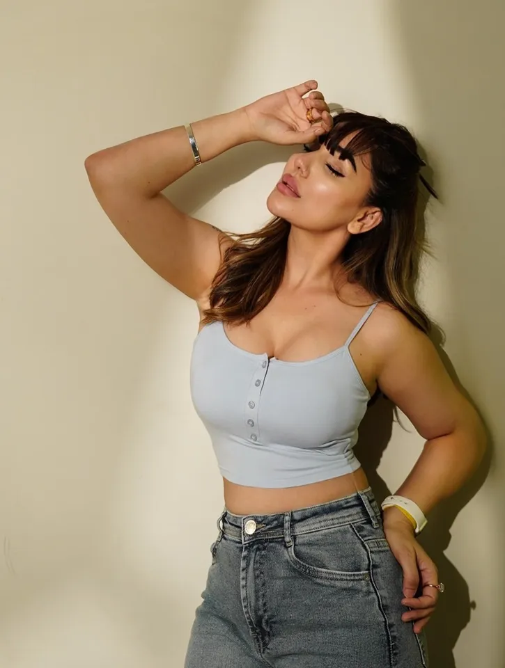 Kangna Sharma leaning against a wall