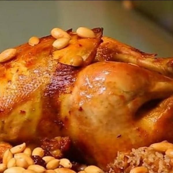 دجاجه كامله محشيه مع صحن أرز
