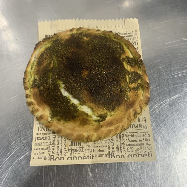 قرص زعتر مع تشكيلة اجبان
