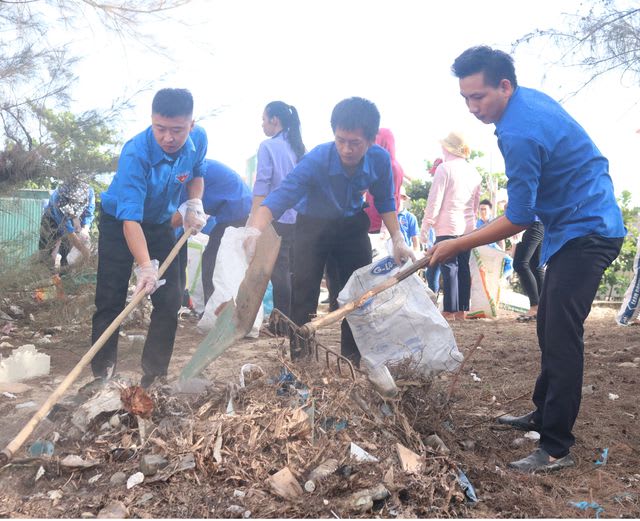 Quảng Bình:  Gần 300 đoàn viên, thanh niên tham gia làm sạch bãi biển trong “Ngày thứ 7 tình nguyện”