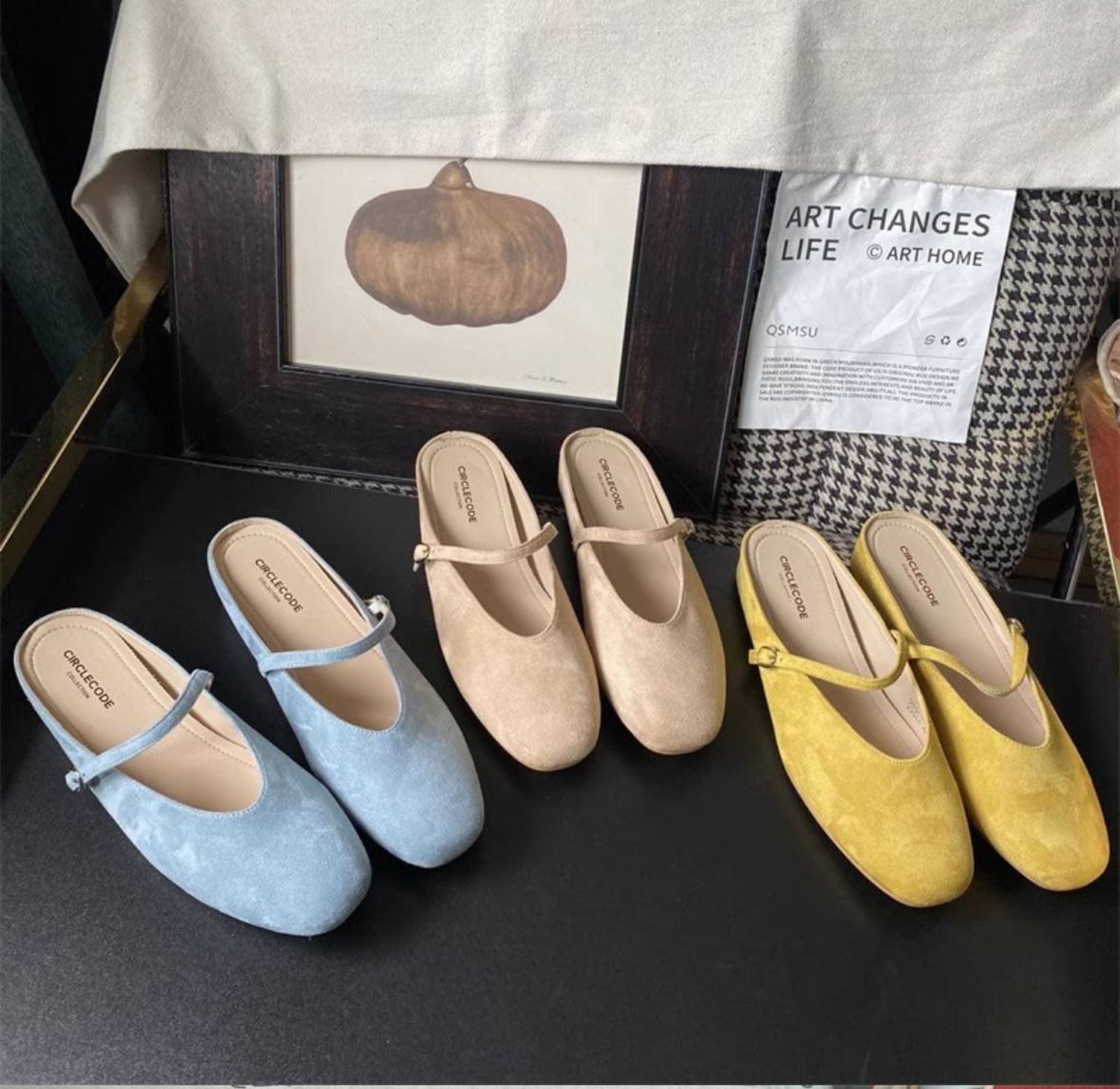 Женские замшевые туфли на низком каблуке с ремешком