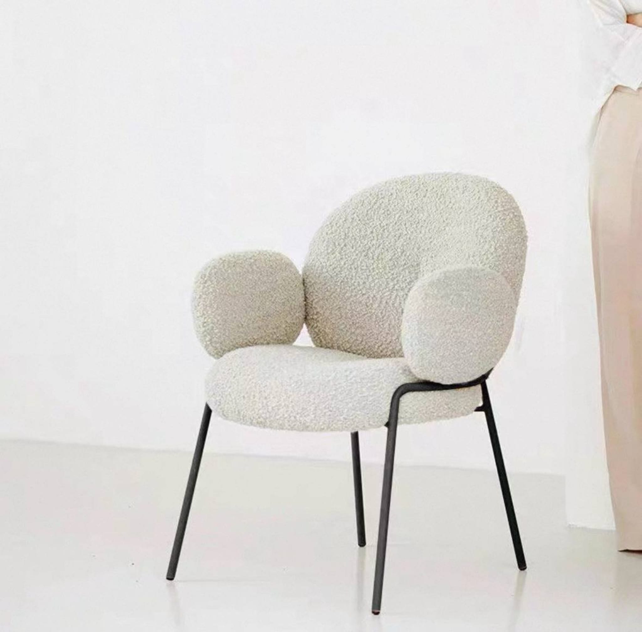 Стильное кресло с мягким покрытием и металлическим каркасом