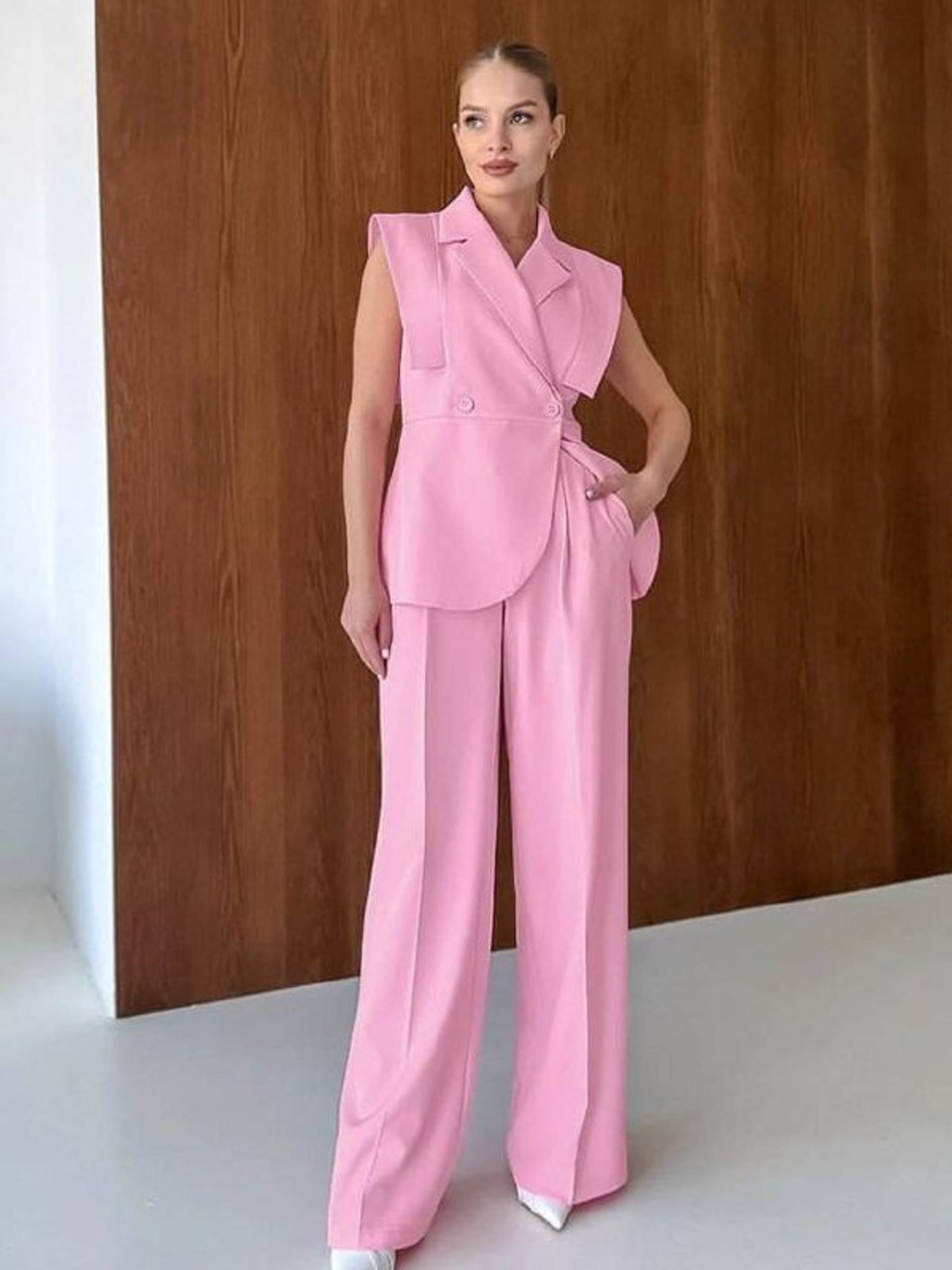Женский костюм-двойка розовый блейзер брюки