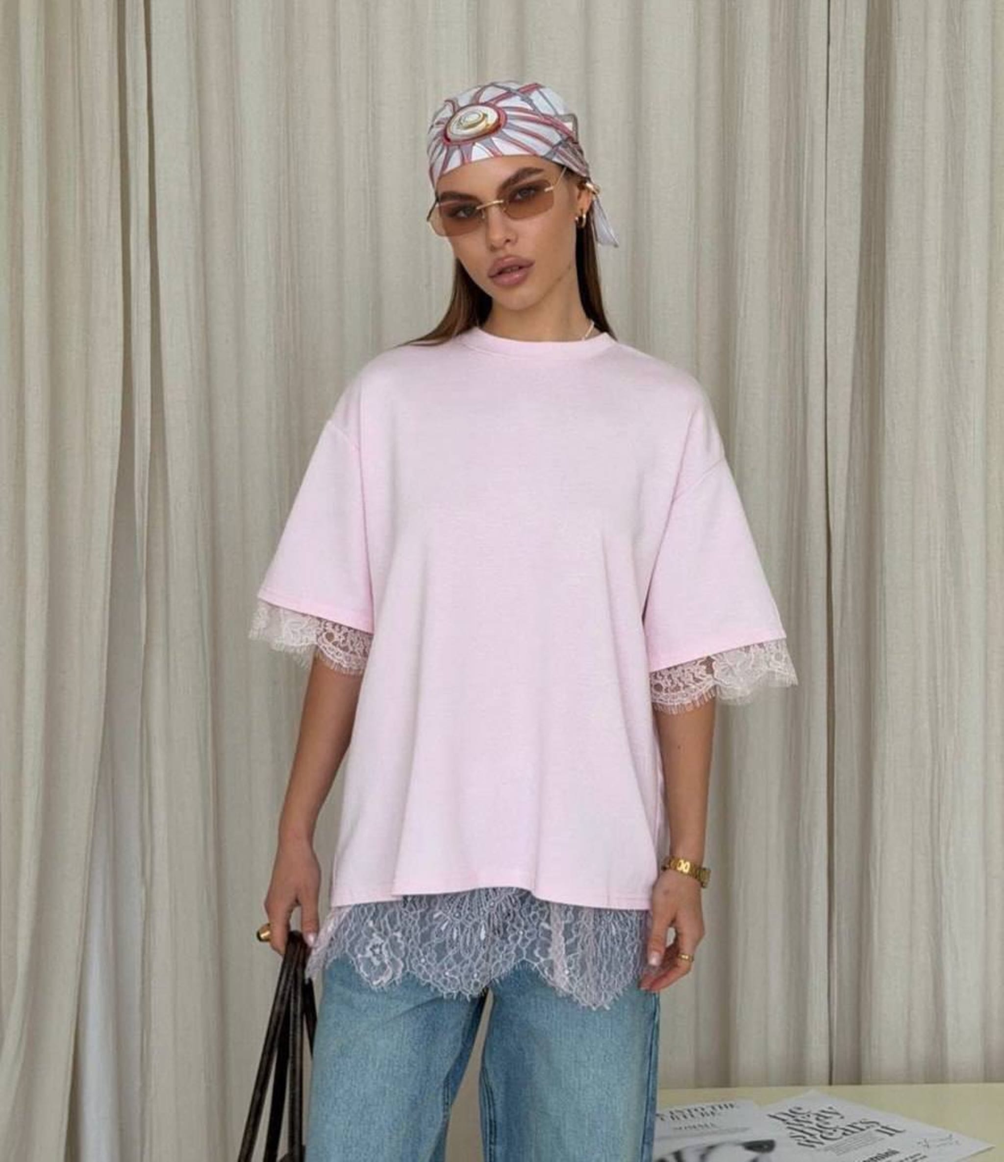 Женская футболка с кружевом и открытой спиной