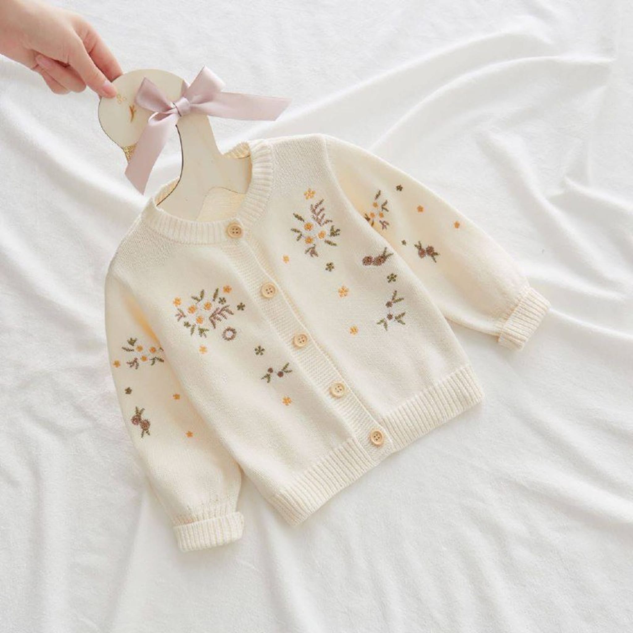 Детский вязаный кардиган с цветочным узором