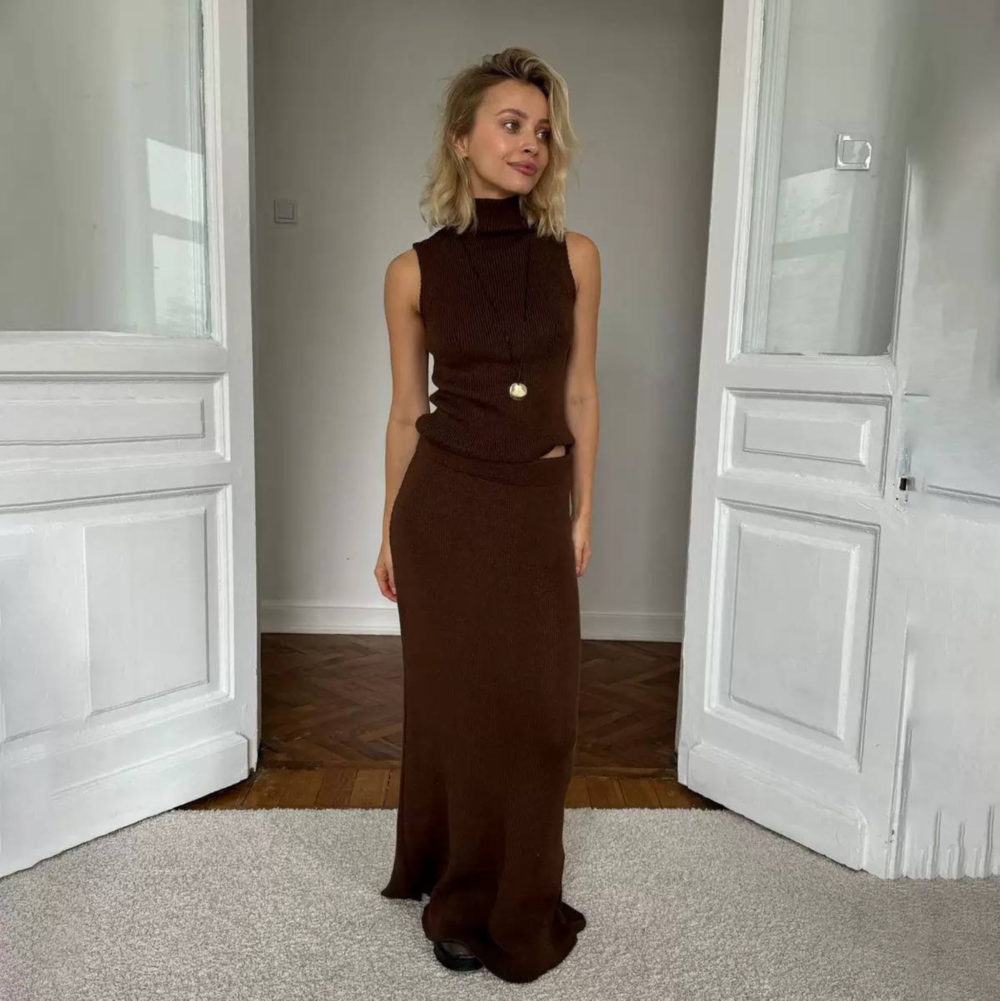 Женский комплект: топ с высоким воротом и юбка миди