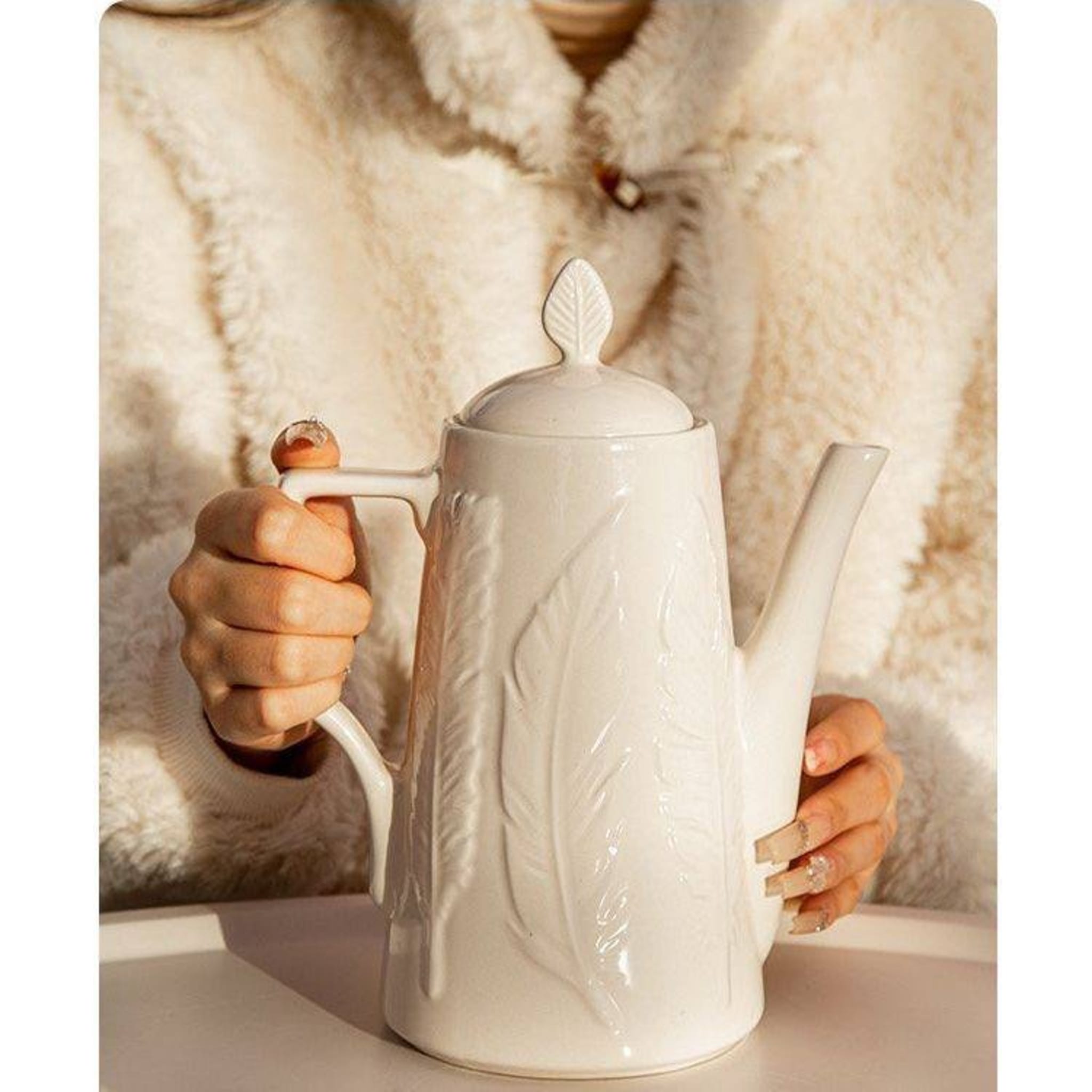 Керамический чайник с узором перо 1л