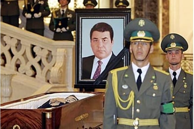 Türkmenbaşy bilen hoşlaşyk.