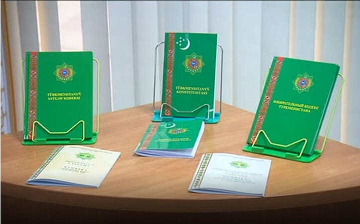 Türkmenistanyň konstitusiýasynyň täze neşirine 2008-nji ýylyň sentýabr aýynda serediler.