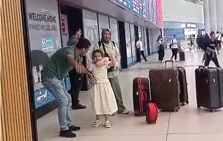 Azatlyk Radiosy: Türkmenistanly Zülfiýa Kajyr bir ýyldan soň Türkiýedäki adamsy bilen birleşdi