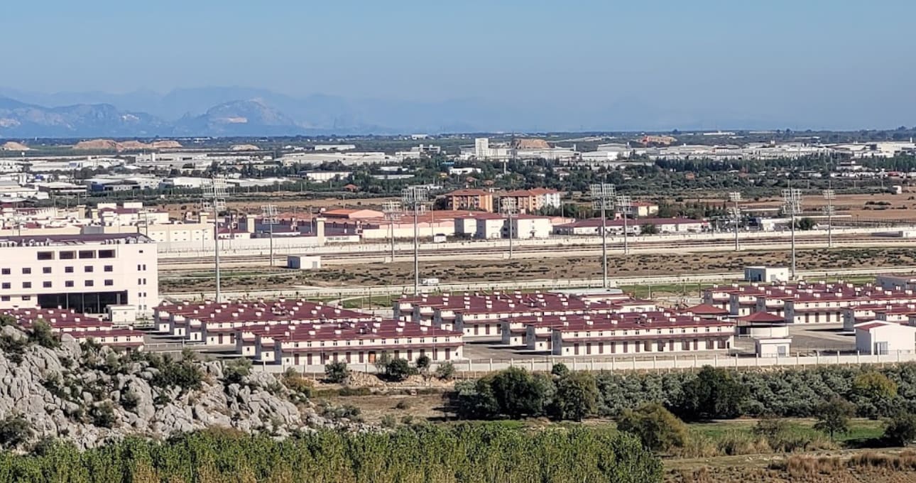 Türkmenistanyň Türkiýedäki ilçihanasynyň dykgatyna!  Deportasiýa merkezlerinde ýygnanan ýüzlerçe türkmen bar, üçüsi ýenjilmelere sezewar boldy. 