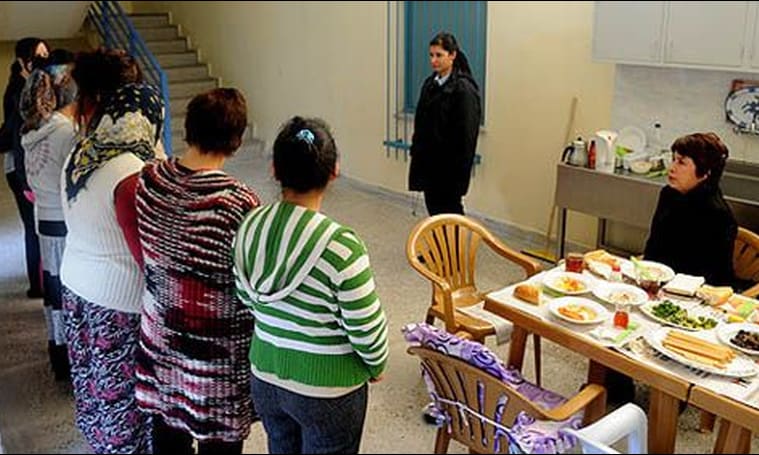 Сюрприз-депортация; „вон отсюда, не умрешь“ и другие подробности из депортцентров.