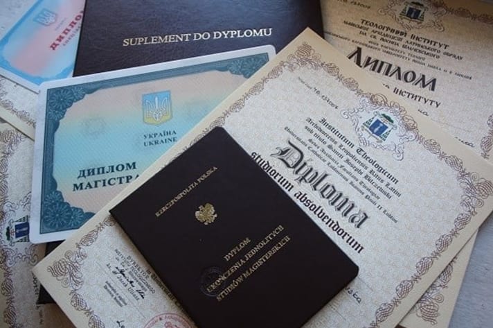 Türkmenistan: 7 ýyldan soň häkimiýetler diplomlary kanunlaşdyrmak tertibini dikeldýärler.