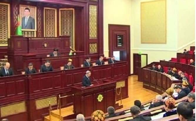 Berdimuhammedow parlamente gözegçiligi gowşatmak niýeti ýok.
