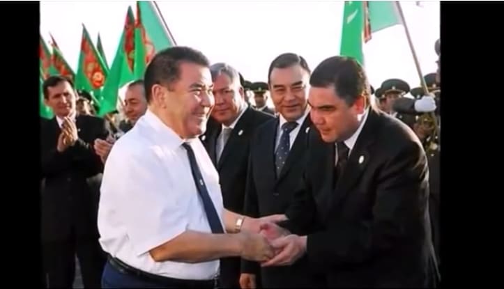 Üç ýyl ozal Türkmenistanda prezident üýtgedi, ýöne şahsyýet kulty galdy