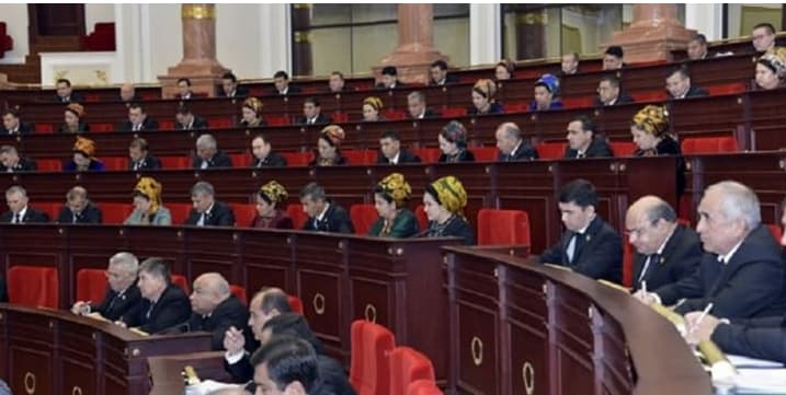 Türkmenistan parlament saýlaýar, ýöne saýlaw çäkli.
