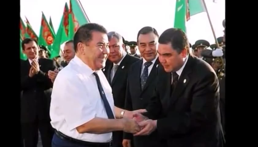 Prezident Türkmenbaşy gaznasyny ýatyrýar.