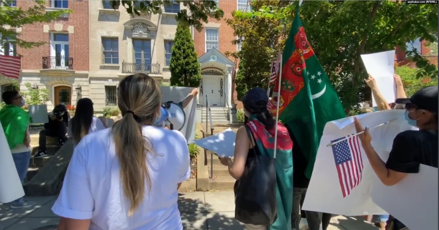     Waşingtonda Türkmenistanyň ilçihanasynyň öňünde protest aksiýasy geçirildi.