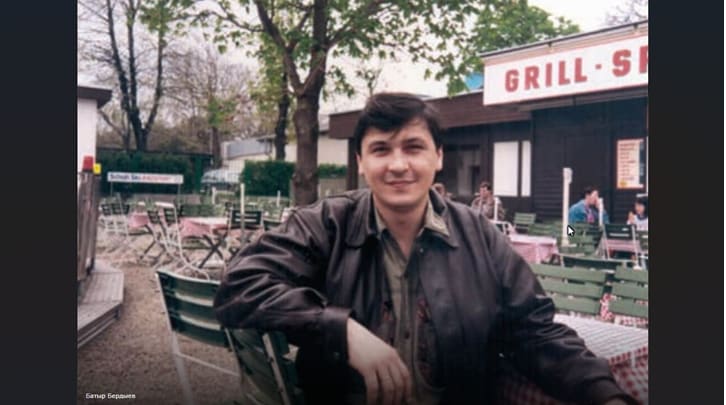 Türkmenistan. Prezident bir eli bilen jezalandyrýar, beýleki eli bilen bagyşlaýar