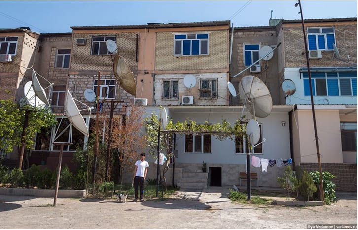 Berdimuhammedow “gelşiksiz” hemra tarelkalaryny aýyrmagy buýurdy.