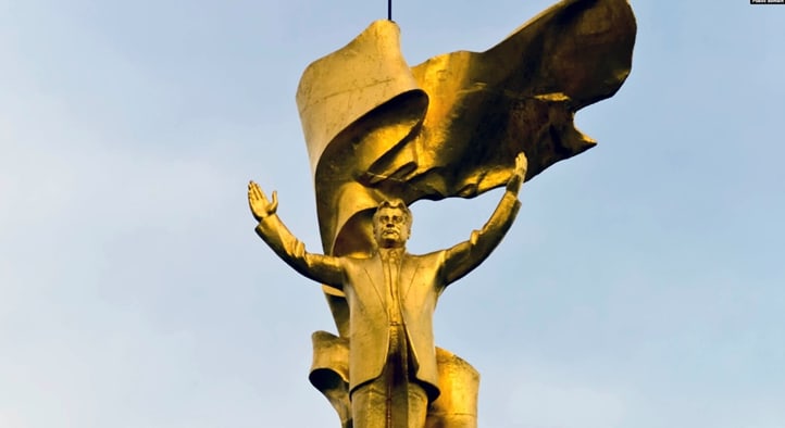 Nyýazowyň altyn heýkeli gaýdyp geldi, ýöne Aşgabadyň etegine.