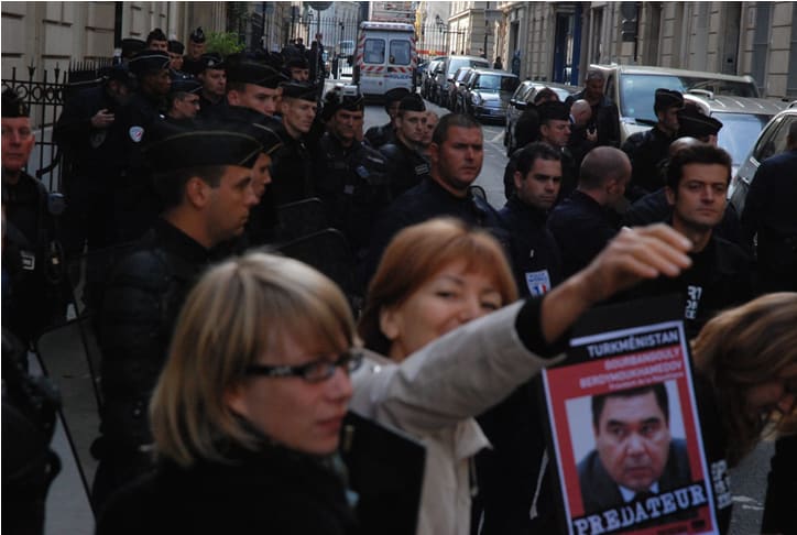 Demonstrantlar Pariždaki Türkmenistan ilçihanasynyň çäginden asuda çykdylar.
