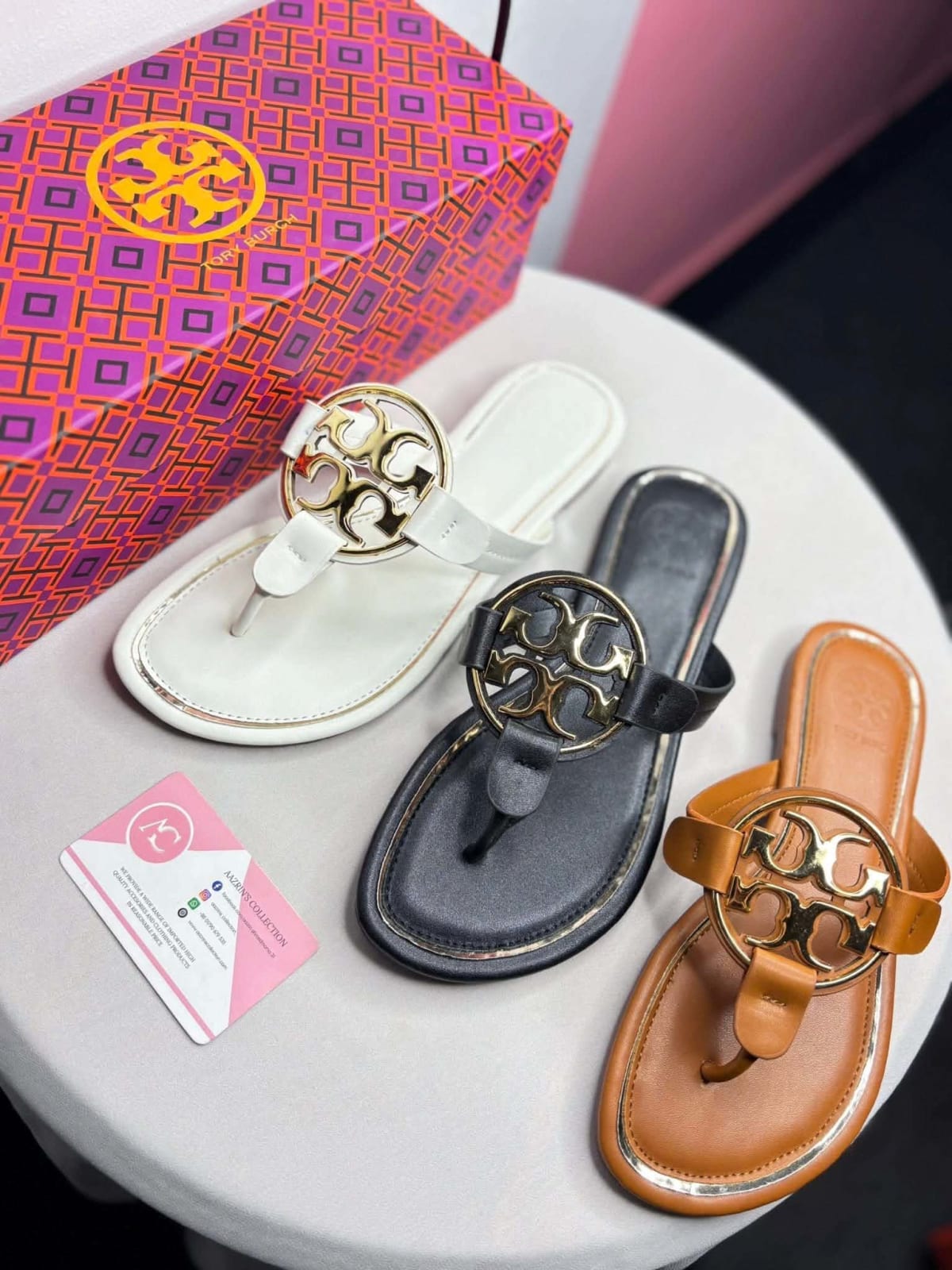 Tory Burch : The Medallion Icon Sandal 2