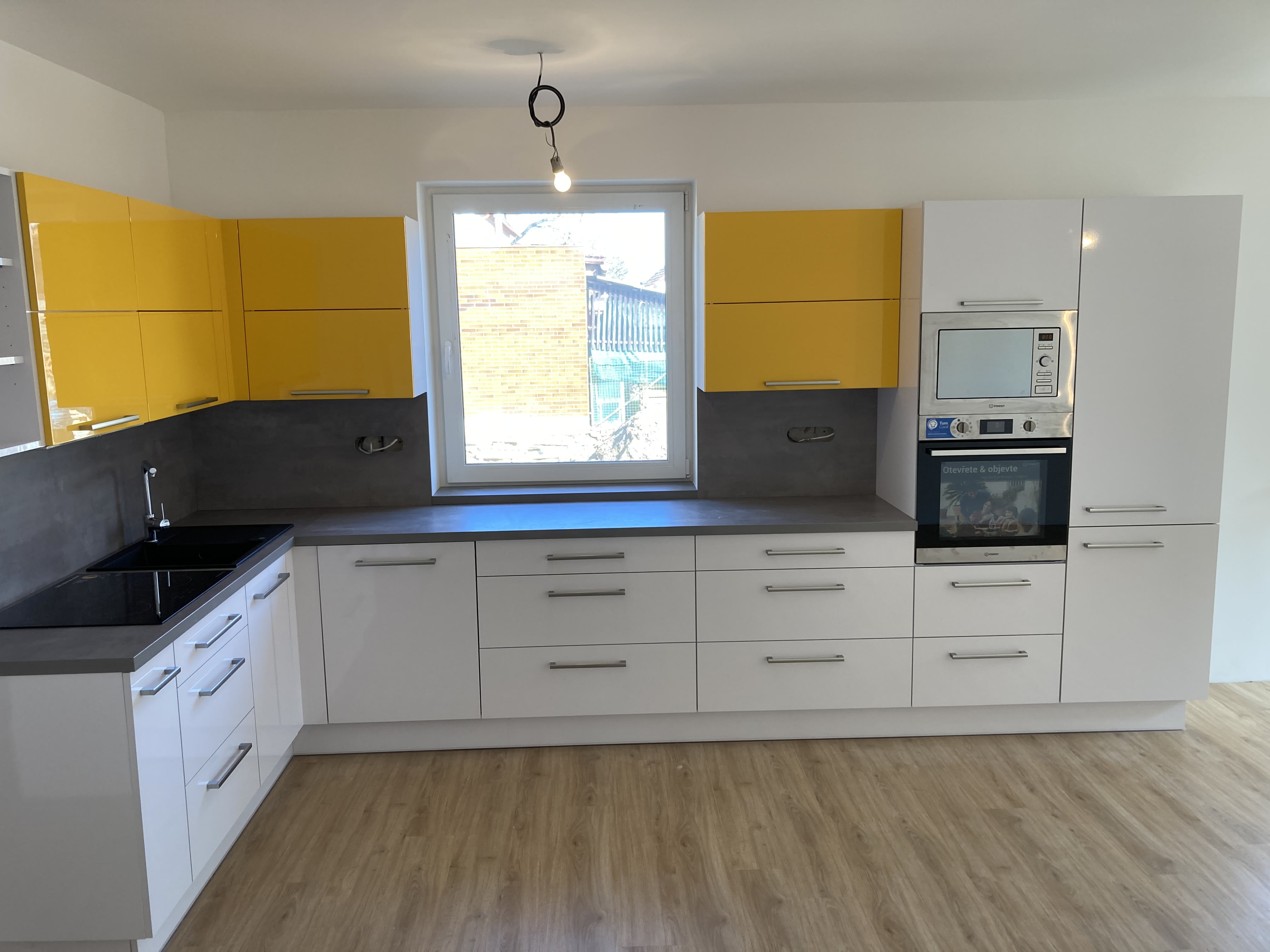 Lesklý lak | bílá | beton 