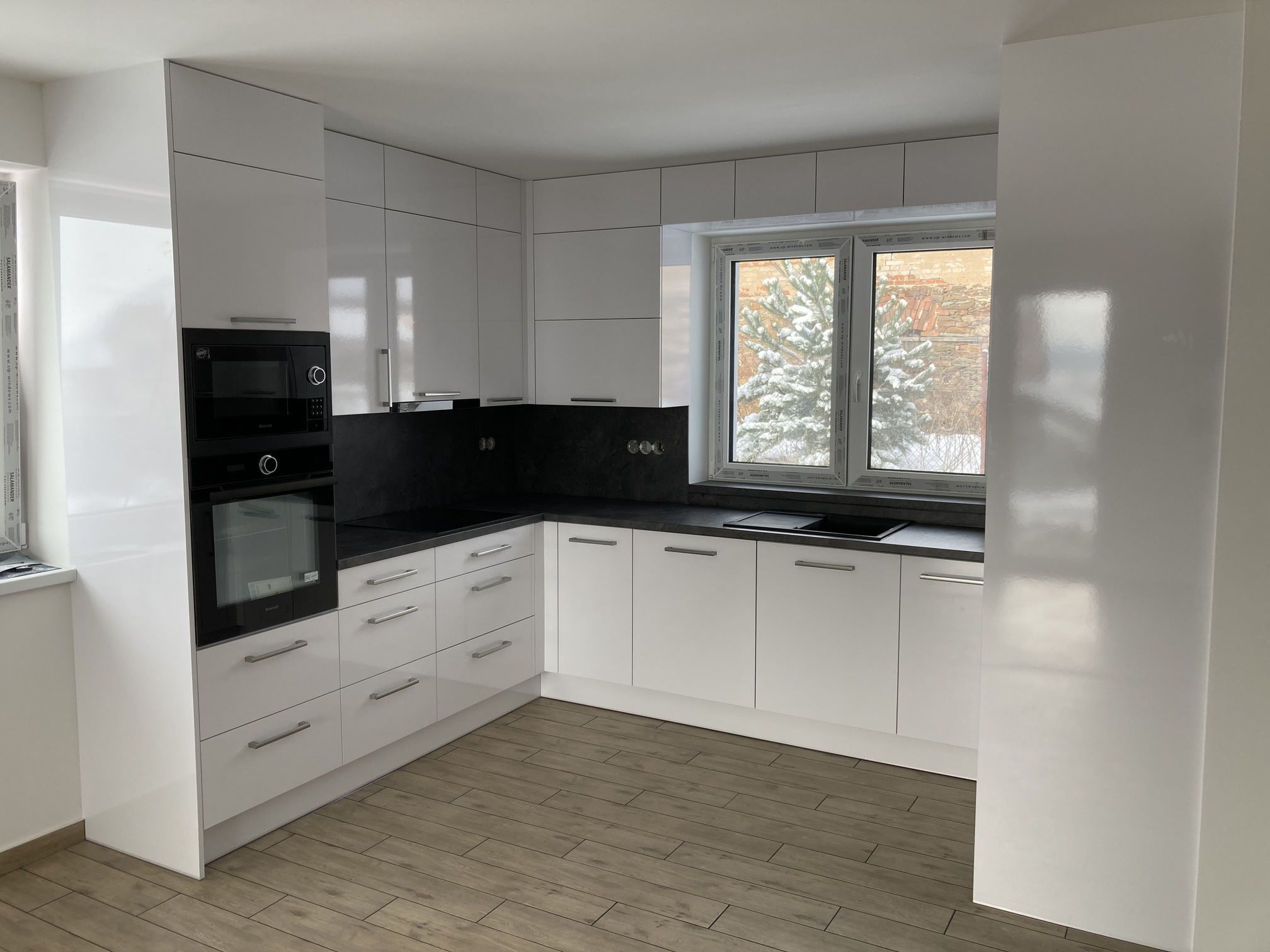 Lesklá bílá  |  Černý mramor