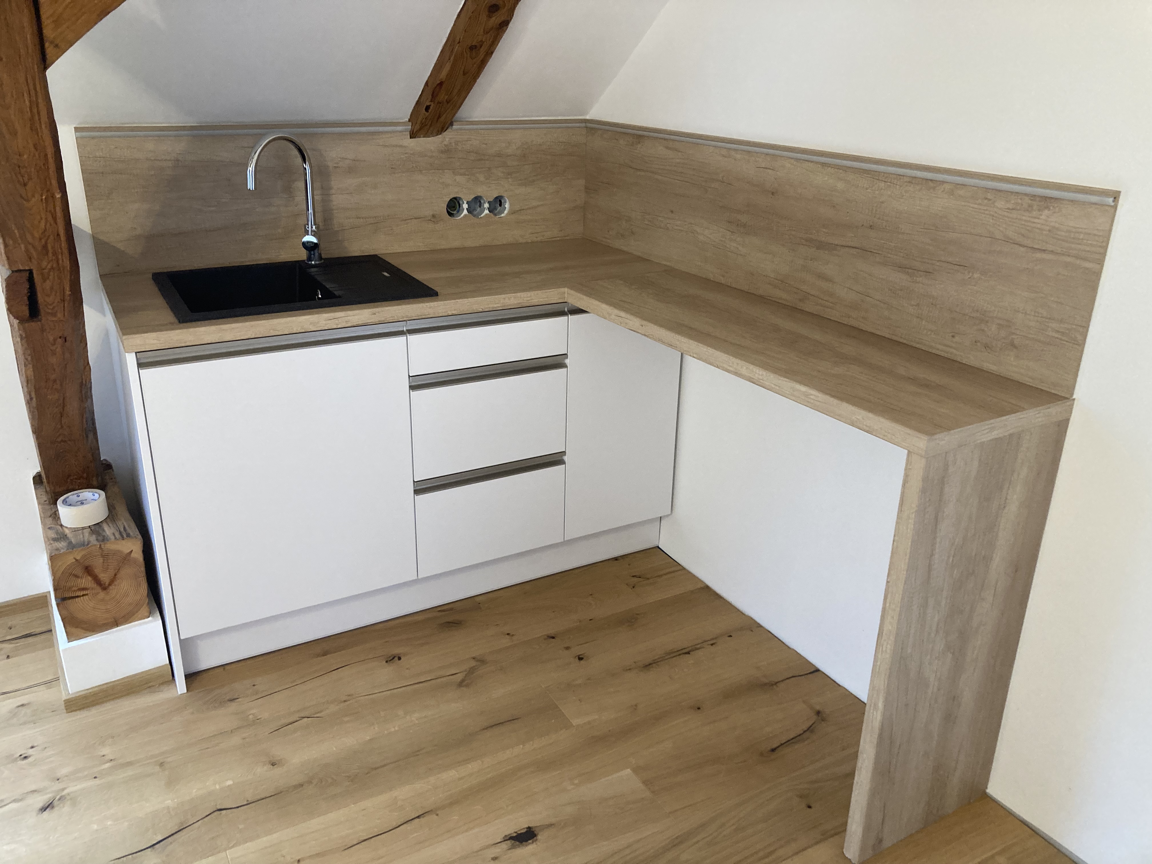 Kuchyňský kout - Dřevo | Bílé lamino 