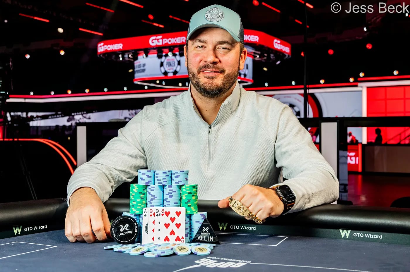 Đấu Trường WSOP 2026 Ngày 4: Michael Mizrachi Đánh Bại Phil Hellmuth Tại Sự Kiện USD 25K Heads-Up, Hai Chiếc Vòng Tay Vàng Được Trao 2 Vận động viên Jason Daly tự hào nâng cao chiếc vòng tay vàng WSOP thứ 3 trong sự nghiệp sau khi chinh phục thành công Sự kiện USD 1.5K Omaha Hi-Lo 8 or Better.