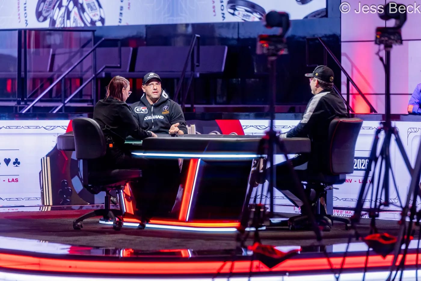 Bầu không khí căng thẳng tại đấu trường USD 25K Heads-Up Championship khi chuyên gia Michael Mizrachi đối đầu trực tiếp và giành chiến thắng trước kỷ lục gia Phil Hellmuth.