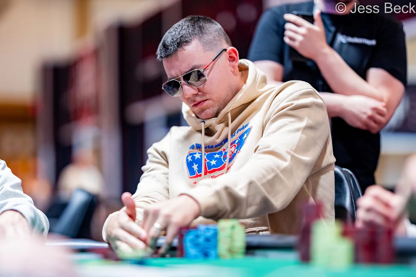 Đấu Trường WSOP 2026 Ngày 4: Michael Mizrachi Đánh Bại Phil Hellmuth Tại Sự Kiện USD 25K Heads-Up, Hai Chiếc Vòng Tay Vàng Được Trao 3 Tuyển thủ Jesse Lonis thiết lập ưu thế lượng chip khổng lồ trước các đối thủ cạnh tranh.
