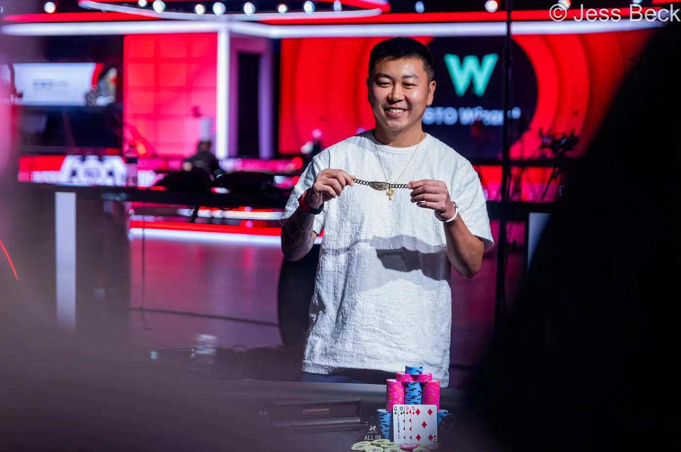 Đấu Trường WSOP 2026 Ngày 5: Yang Wang Và James Cheung Đoạt Vòng Tay Vàng, Sự Kiện Mini Mystery Millions Vượt Mốc 20.4K Entries 1 Vận động viên Yang Wang tự hào nâng cao chiếc vòng tay vàng WSOP đầu tiên trong sự nghiệp sau khi xuất sắc lội ngược dòng tại Sự kiện USD 5K Pot-Limit Omaha.