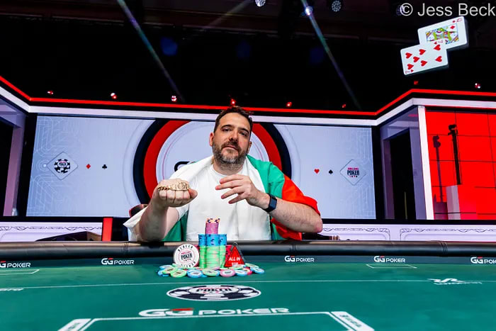 Tuyển thủ Dimitar Danchev lạnh lùng nâng cao chiếc vòng tay vàng  tại sự kiện USD 25K Heads-Up Championship tại WSOP 2026.