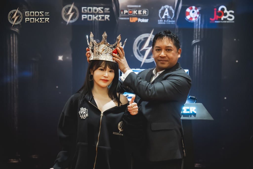 Meng Ling Lin crowned by GOP Founder Lloyd Fontillas