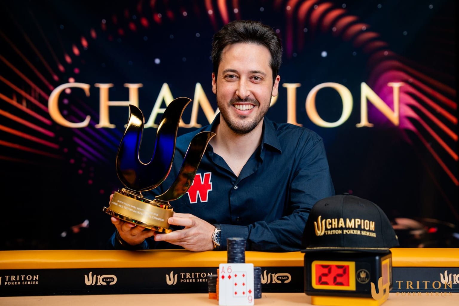 Triton Montenegro 2026: Adrian Mateos Vô Địch Sự Kiện Invitational Kỷ Lục, Mang Về 6.37M USD 1 Adrian Mateos nở nụ cười rạng rỡ khi nâng cao chiếc cúp vô địch danh giá tại sự kiện 200K USD Triton Invitational thuộc khuôn khổ Triton Montenegro 2026