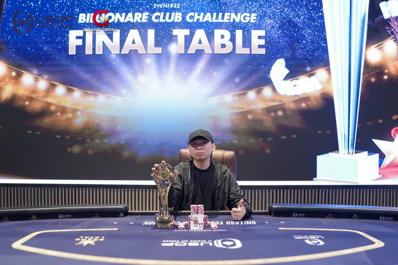 USOP Vietnam 2026: Peng Chen Phá "Dớp" Á Quân, Hốt Trọn Hơn 2B Tại Billionaire Club Challenge Bằng Cú Straight Flush Kinh Điển 1 Tay chơi người Trung Quốc Peng Chen rạng rỡ ôm trọn chiếc cúp vô địch và giải thưởng 2B VNĐ sau khi tung ra đòn chốt hạ straight flush tại USOP Vietnam 2026.