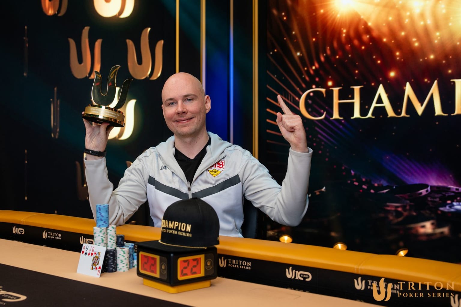 Triton Montenegro 2026: Tobias Schwecht Vô Địch Sự Kiện 13 NLH/PLO Mix , Ôm Trọn Giải Thưởng Khổng Lồ $465,000 1 Tobias Schwecht rạng rỡ ôm trọn chiếc cúp vô địch cùng khoản tiền thưởng $465,000 sau khi càn quét Sự kiện 13 NLH/PLO Mix tại đấu trường Triton Montenegro 2026.
