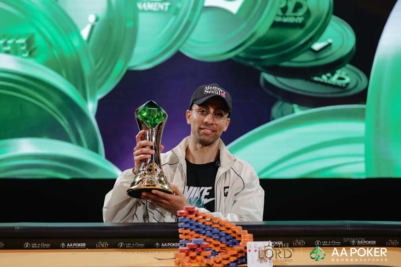 Tay chơi người Đức Joshua Gebissa rạng rỡ nâng cao chiếc cúp vô địch tại sự kiện TLPT High Roller Main Event diễn ra ở LES A Casino, Jeju 2026.