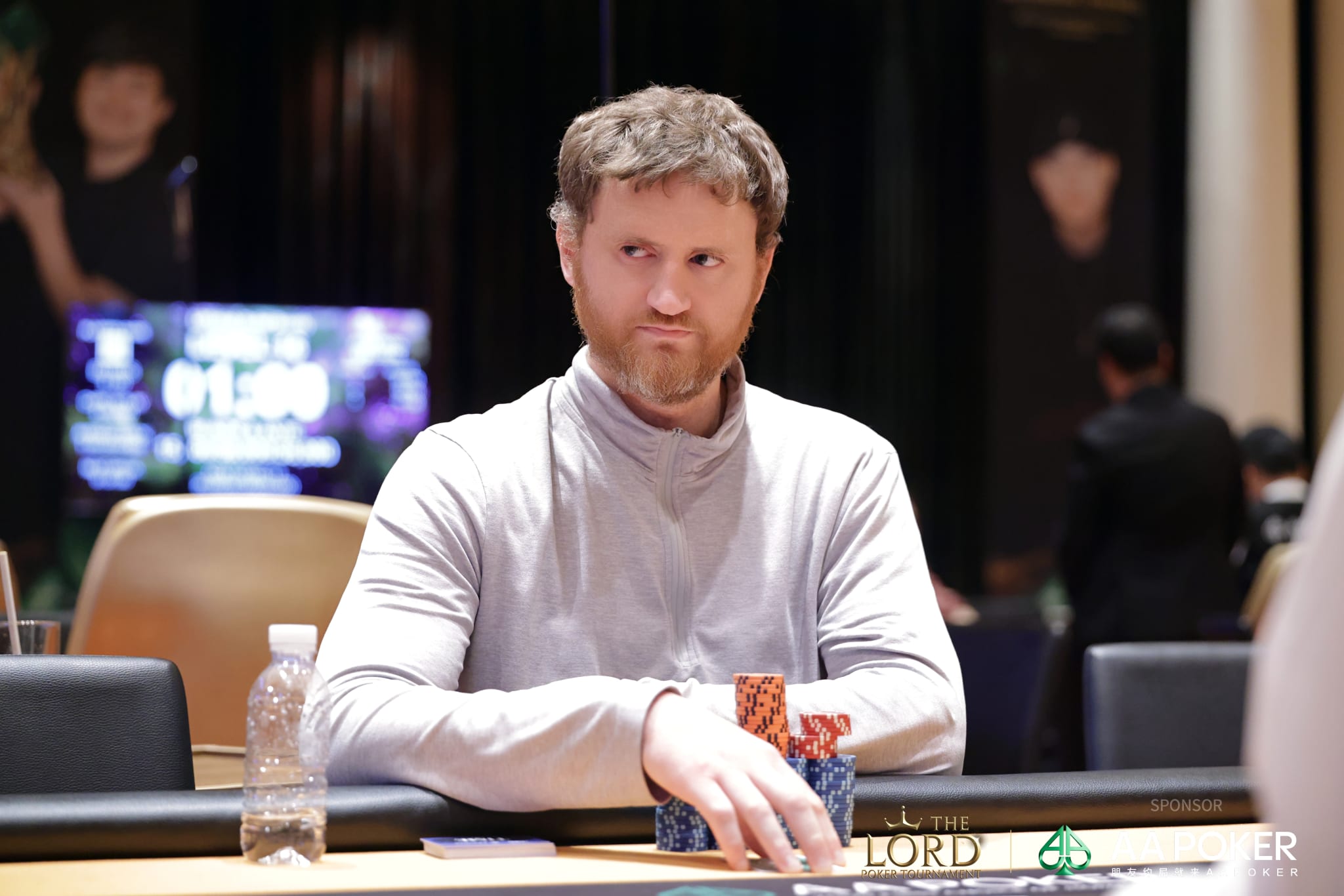 Siêu sao high stakes người Mỹ David Peters đang tập trung phân tích đối thủ tại sự kiện TLPT High Roller Bounty.