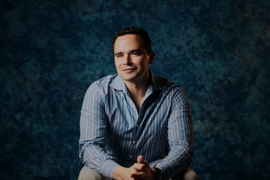 Alan Keating in front of the "No Limit" cameras