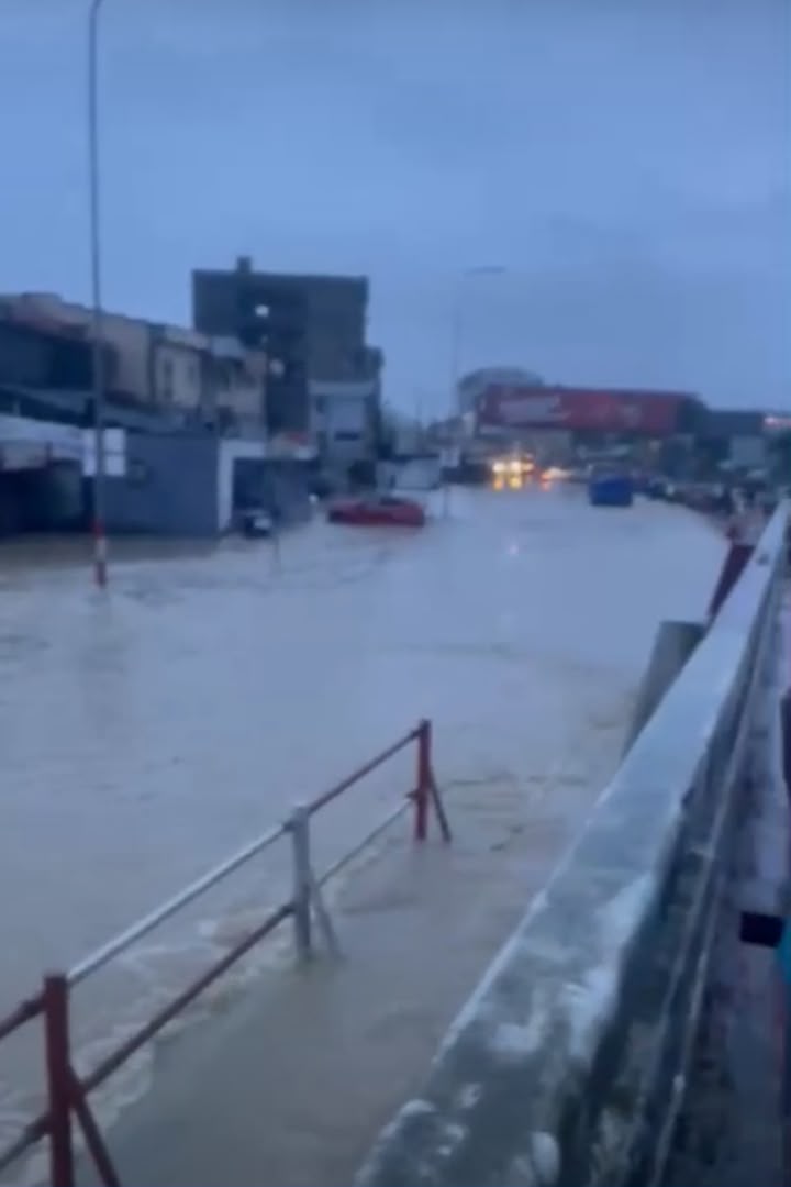 Heavy Water rain in bonamoussadi ,Douala