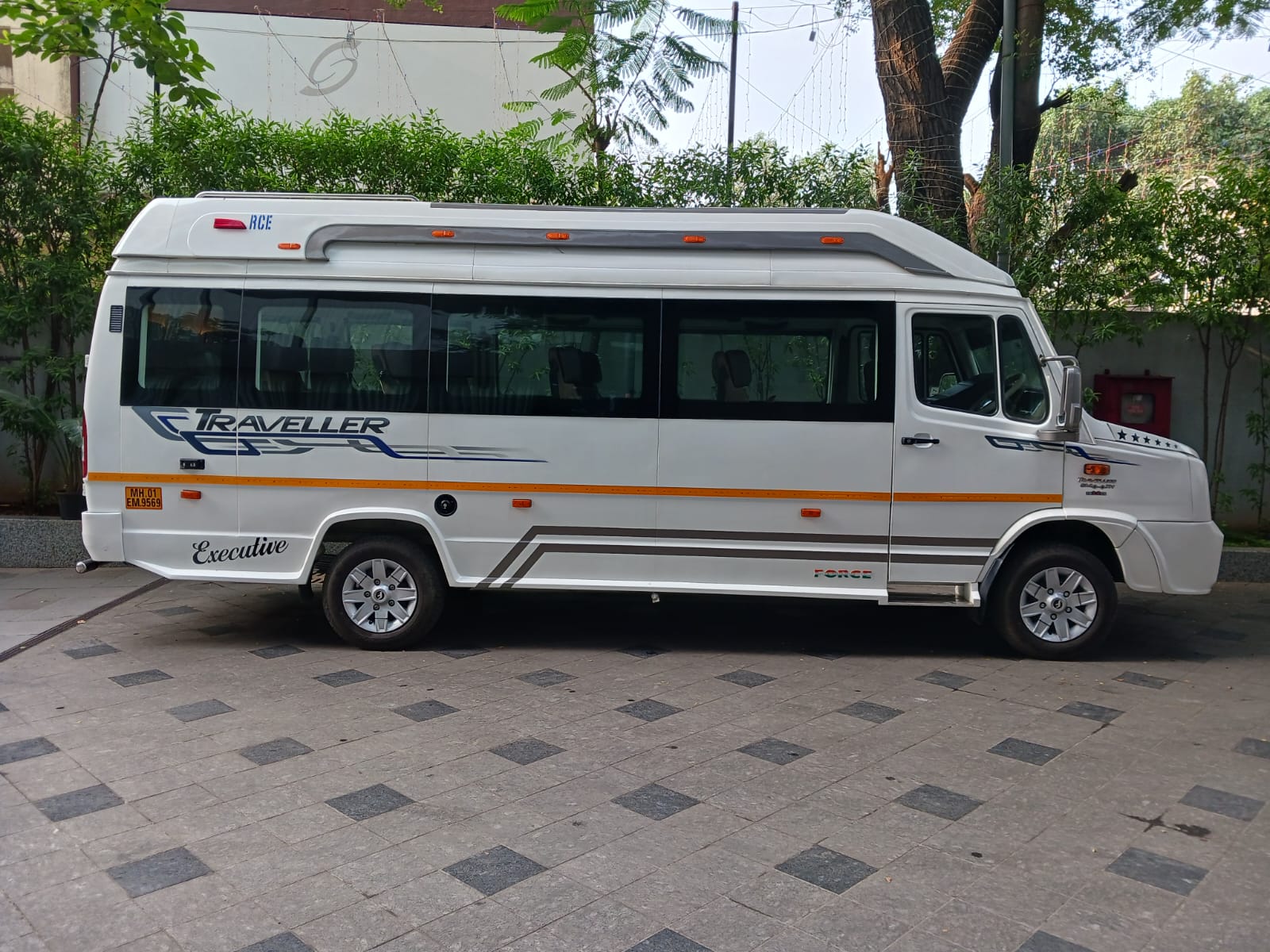 Tempo Traveller 9 Maharaja Seater