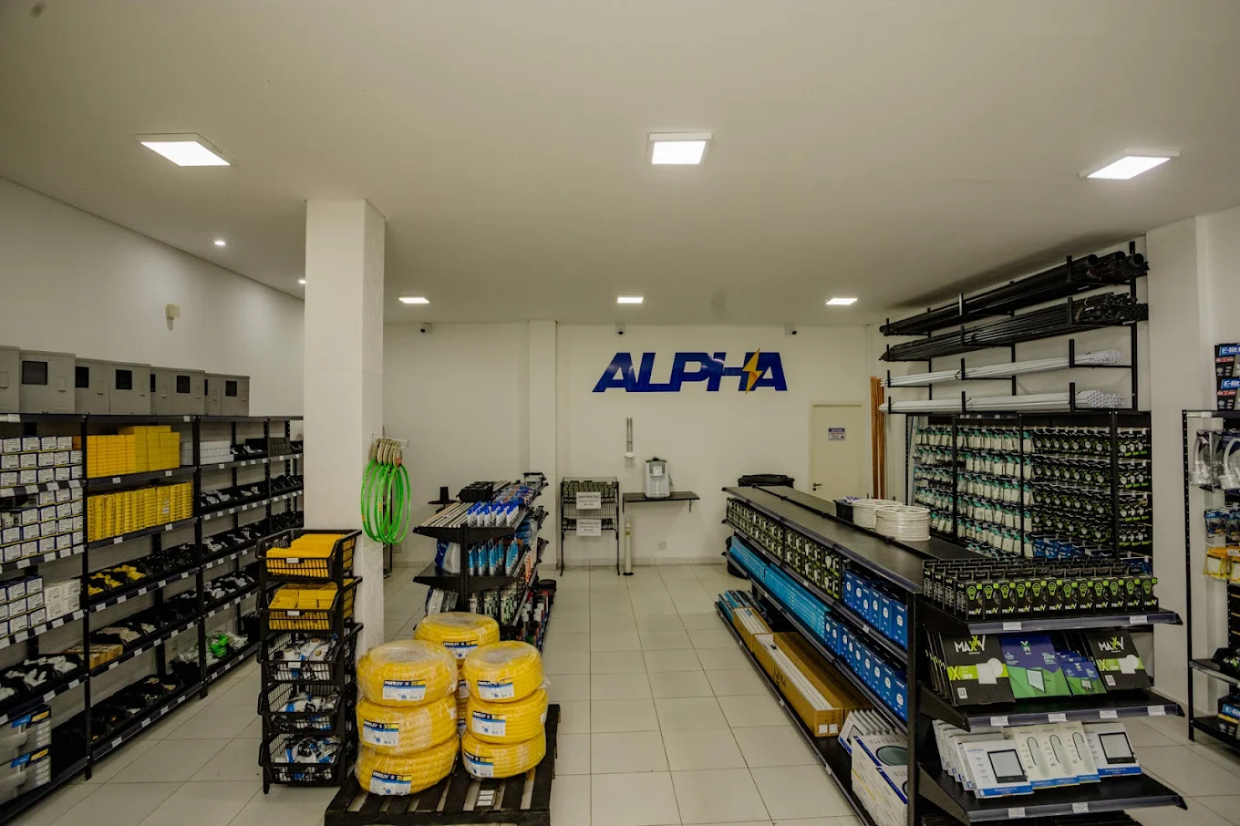 Interior da loja Alpha Materiais Elétricos