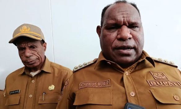 Regentschap Jayawijaya zet 90 leerkrachten van stichting Yayasan Indonesia Cerdas in voor 137 scholen