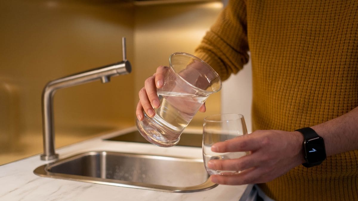 Águas de Camboriú realiza testes diários para garantir qualidade da água tratada